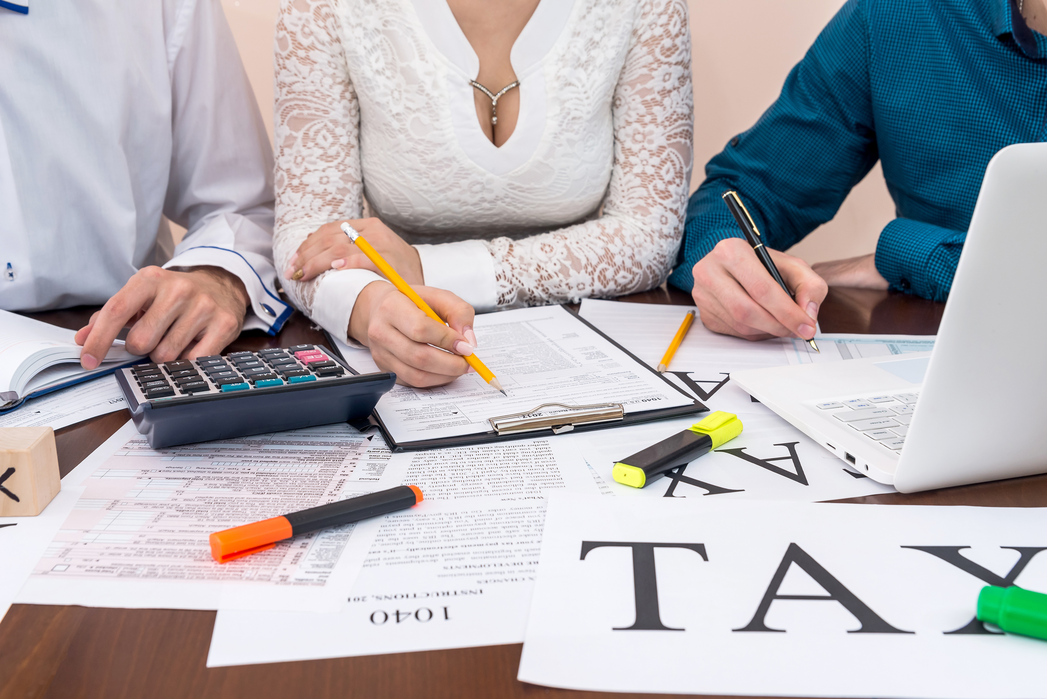 Filling 1040 form with advisor's help, taxation company